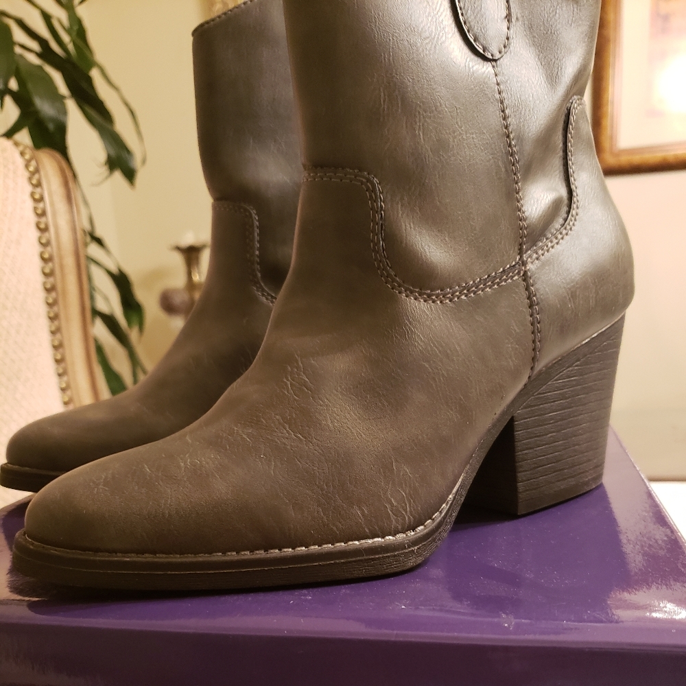 Boots. NWT